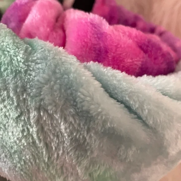 Buc-ees Plush Throw Blanket - Picture 4 of 5